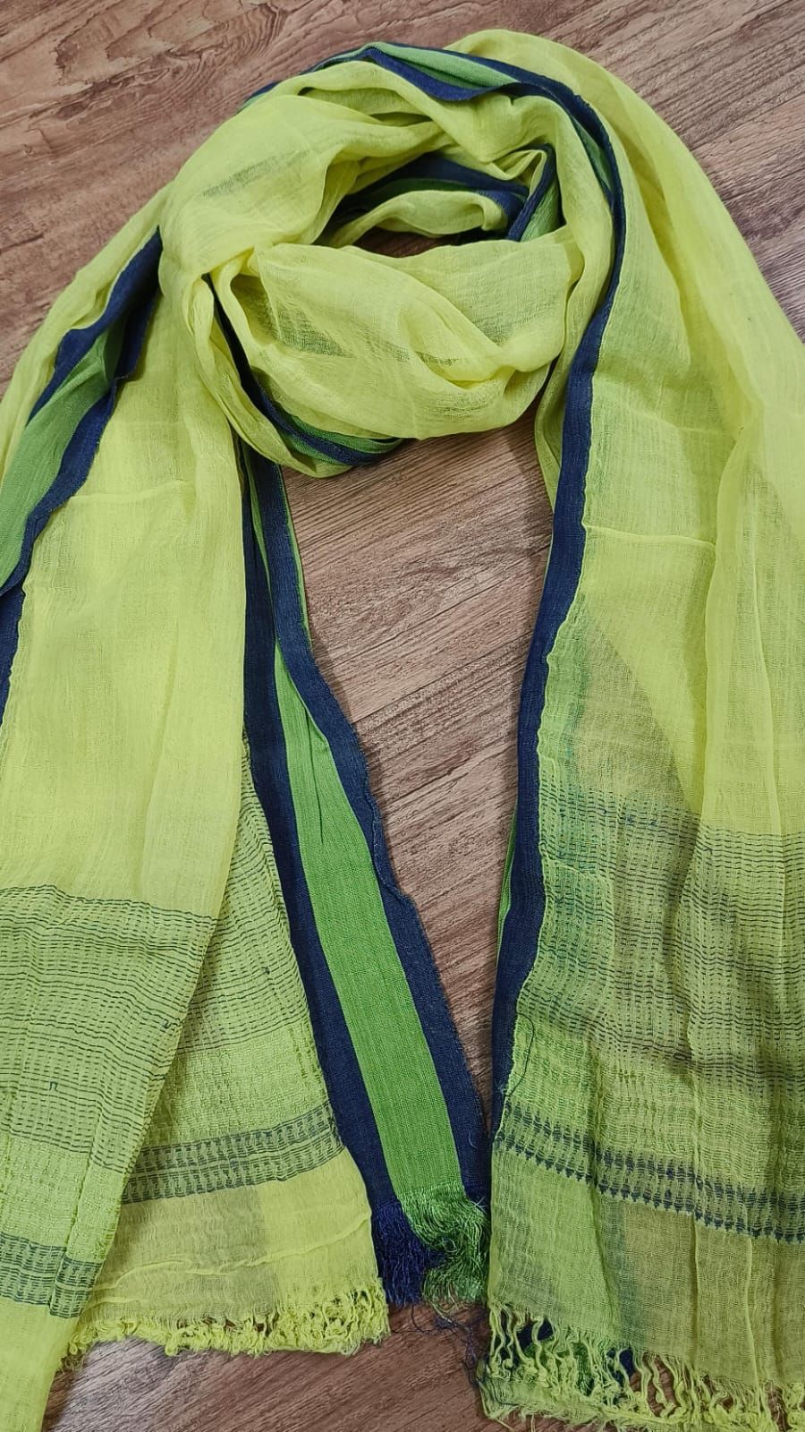 Merserised cotton scarf with patia weave
